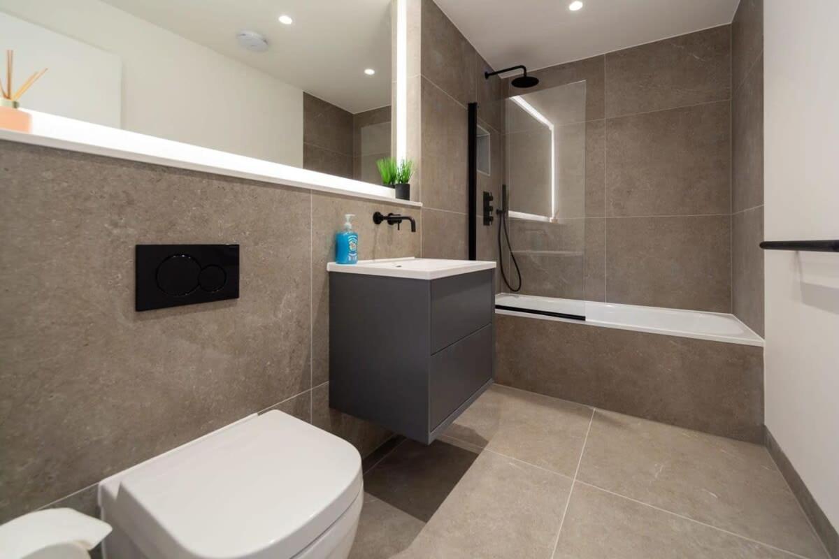 Modern 2 Bedroom Apartment In Wimbledon Лондон Экстерьер фото