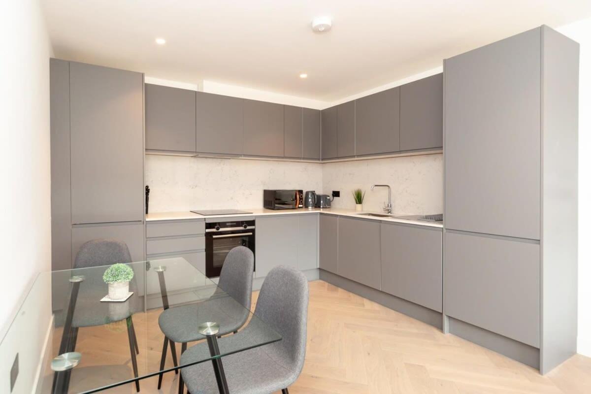 Modern 2 Bedroom Apartment In Wimbledon Лондон Экстерьер фото
