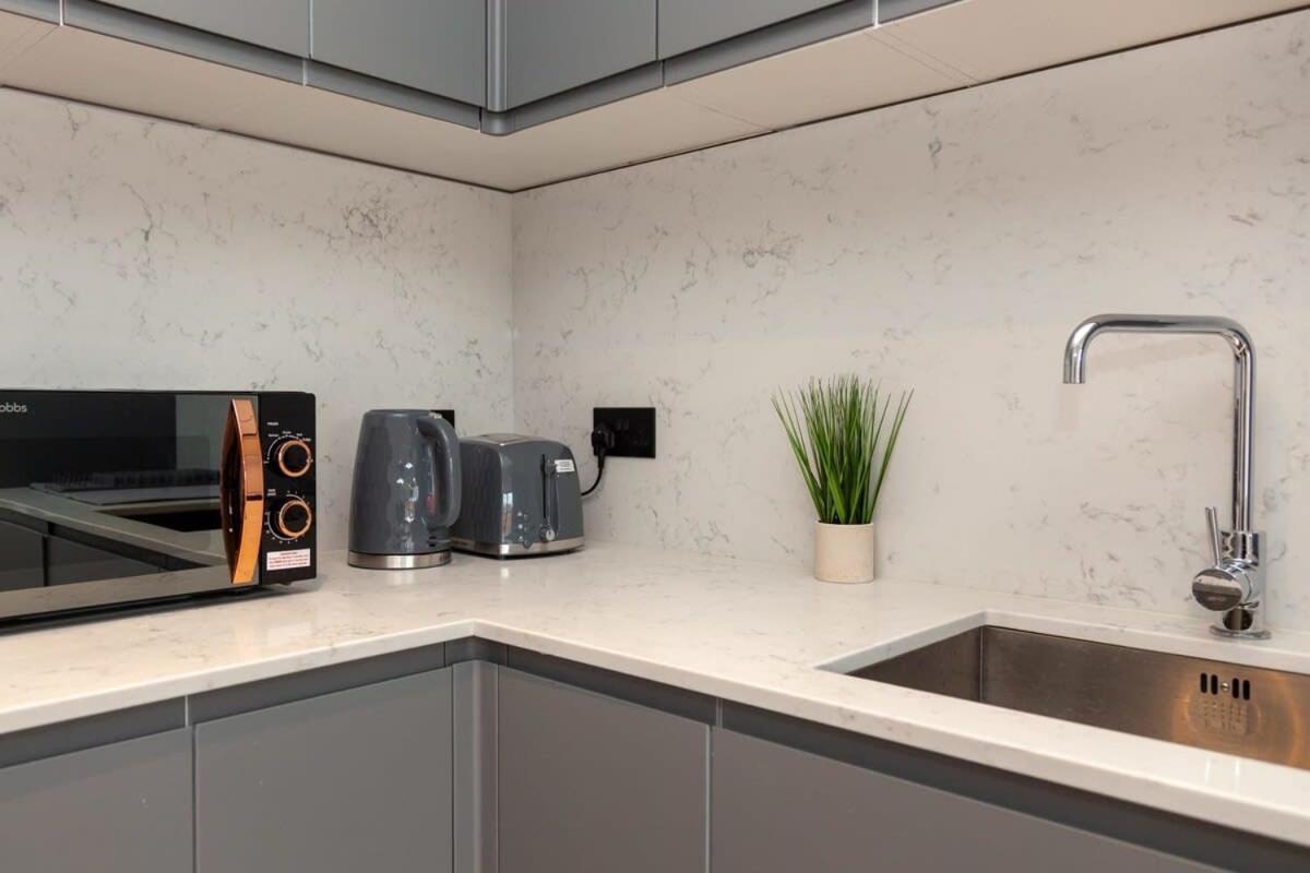 Modern 2 Bedroom Apartment In Wimbledon Лондон Экстерьер фото