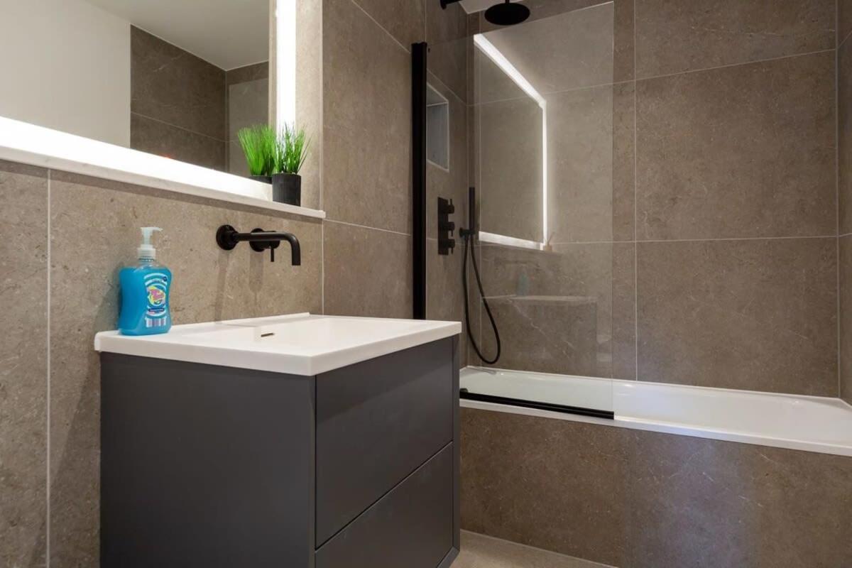 Modern 2 Bedroom Apartment In Wimbledon Лондон Экстерьер фото