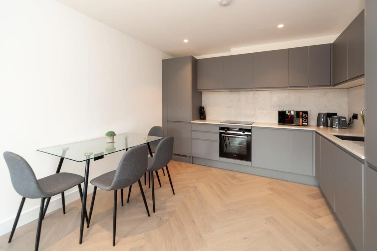 Modern 2 Bedroom Apartment In Wimbledon Лондон Экстерьер фото